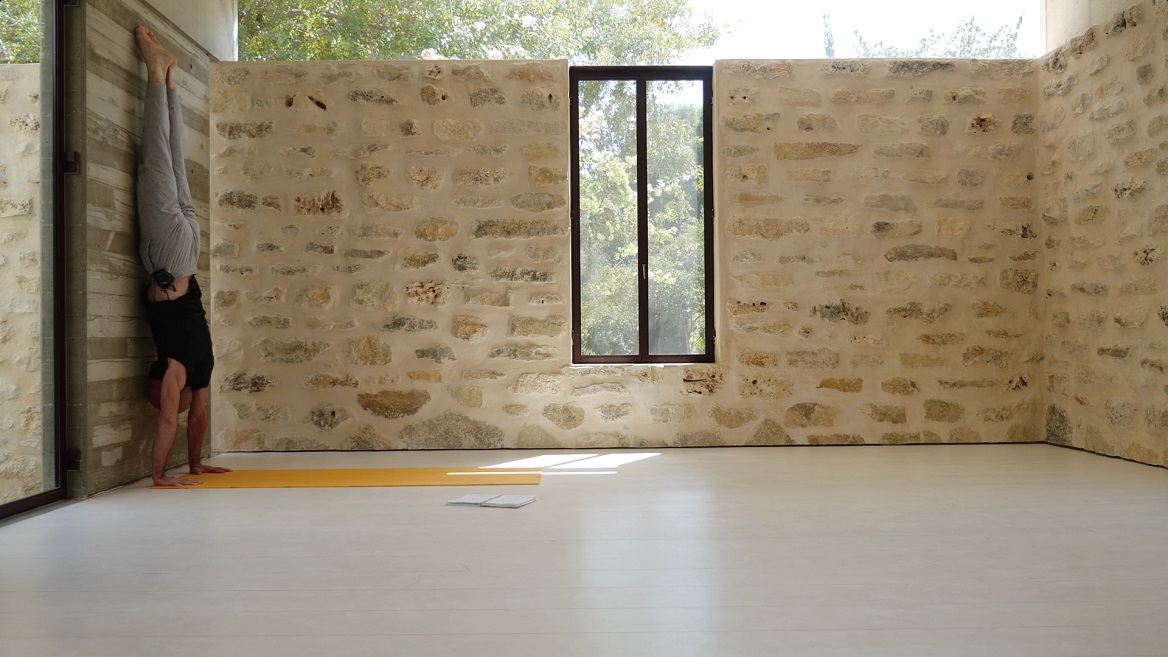 המסע לעבר עמידת ידיים חופשית- עם הפנים לקיר